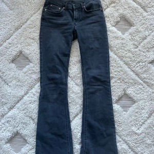 Svarta bootcut jeans från Perfect Jeans - Snygga svarta bootcut jeans från Perfect Jeans med klassisk femficksdesign och knappgylf. De har en stilren look och passar perfekt för en avslappnad stil. Perfekta för dig som gillar en tidlös design.