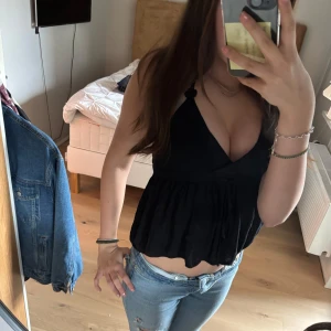 Mörkblå topp man knyter runt halsen - Snygg mörkblå topp, knyts där bak och är i ett luftigt tyg!! Säljs då jag inte använder. 