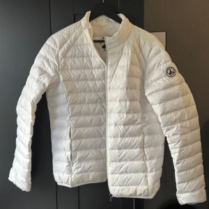 JOTT dunjacka - Snygg vit quiltad dunjacka från JOTT, i storlek M. Pris: 500kr