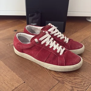 Saint Laurent Skor - Röda Saint Laurent skor, modell SL/06. Storlek 40 men passar lite större. Bra skick, nypris ca 6500 kr. Svåra att få tag på då dem inte görs längre. Box, extra skosnören och äkthetscertifikat ingår. Pris kan diskuteras. Hör av dig vid frågor eller funderingar!