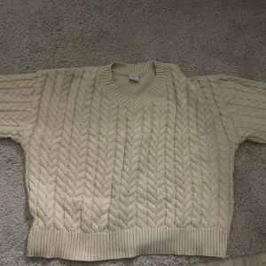Beige stickad tröja från Lindex - Säljer en mysig beige stickad tröja från Lindex. Strl 158-164 men sitter som xxs-xs💗 öppen för prisförslag 