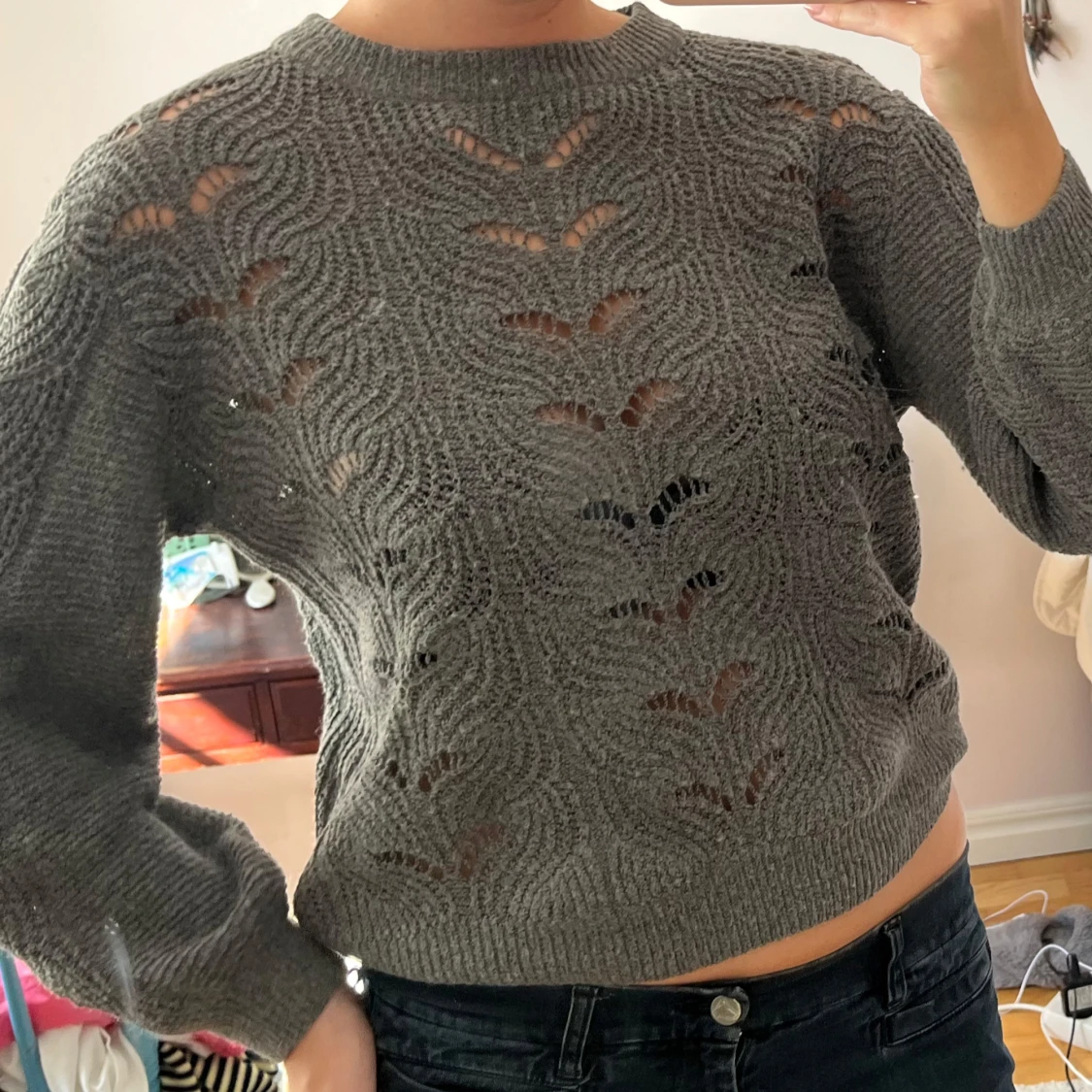 Grå stickad tröja med hålmönster - 2