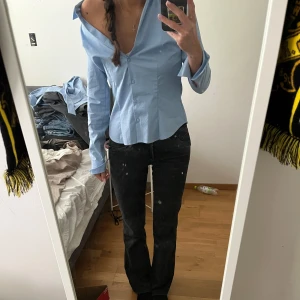 Figursydd skjorta - Figursydd skjorta från stradivarius, den har en sminkfläck under ärmen där den egentligen är ”vikt” (syns inte så mycket)❤️