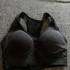 Sporttopp - Ny sporttopp med extra support från Stay In Place! Storlek XS med A/B kupa. Inbyggd padding som inte kan tas bort. Finns spänne på baksidan för anpassad passform. Skriv för mer info eller bilder! 💕