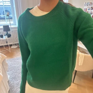 From future tröja - Grön tröja i 100% Kashmir från from future i strl s🩷köpt på from futures egna hemsida för 2350kr😇den är precis som ny, inte noppig alls. Så så fin nu till hösten😍