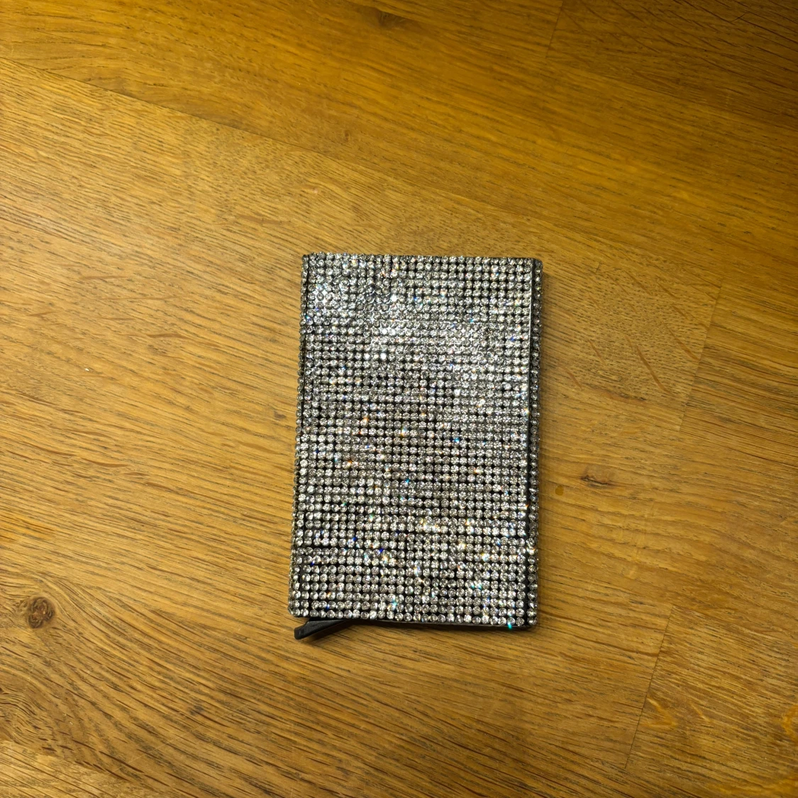 Glittrig korthållare