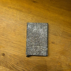 Glittrig korthållare - Super glittrig fin liten korthållare får plats med 5 kort, som ny. 