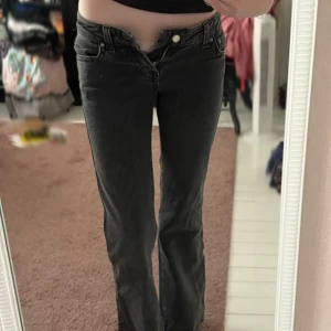 Gina Tricot perfect jeans - Svarta/mörkgråa lågmidjade jeans från Gina Tricot! Köpte tyvärr fel storlek då dessa är stl 34/XS och jag själv bär stl 36/S.