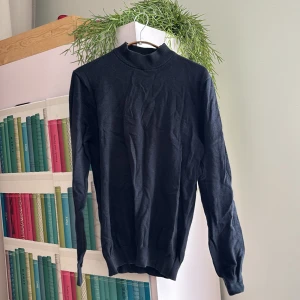 Svart bläck overshirt  - En stilren svart bläckkofta storlek S med lång armar och bra passform endast använd fåtalgånger. Ett litet hål i armen där bak men snaras bra skick 7/10