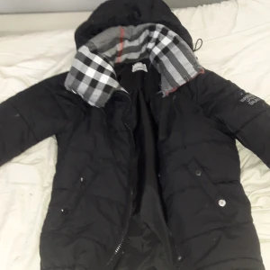 Burberry jacka - TVEKA INTE MED PRISFÖRSLAG❗ Här har vi en riktigt skön burberry jacka! De är nog en av dom som är så unik varm och cool. Den är riktigt varm tjockt din lager fast inom jackan, färgen är svårt och jackan passar stolek XS, jackan gjord från mig!! Man ångrar sig inte när man sätter på sig den.