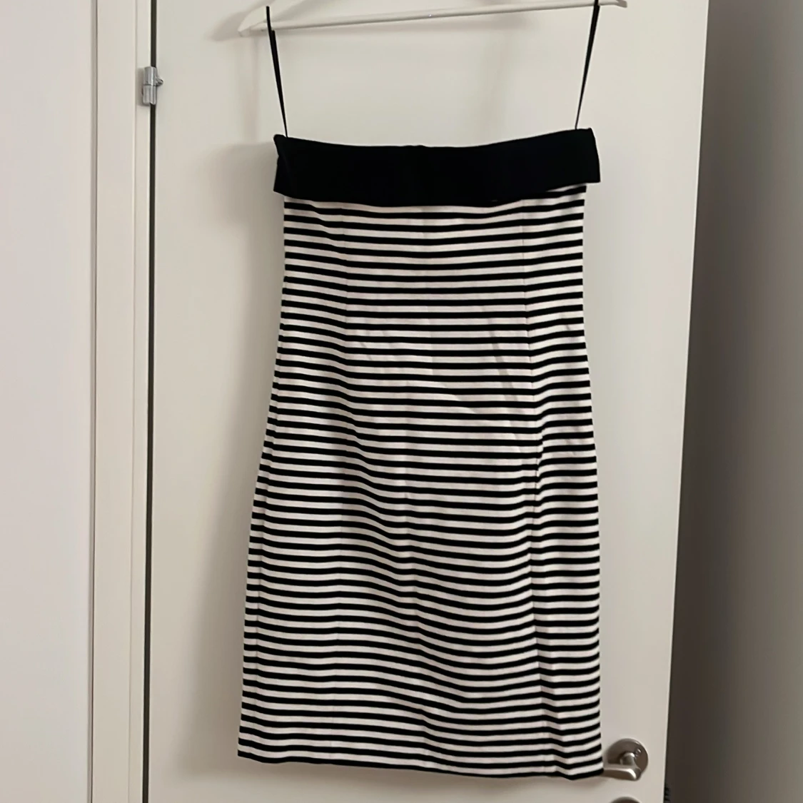 Svartvit randig kort klänning - 1