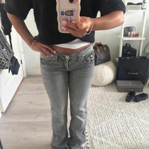 Grå jeans från Gina Tricot - Snygga grå jeans från Gina Tricot Young med bootcut passform och låg midja. Jeansen är i storlek 158 och super bra skick!