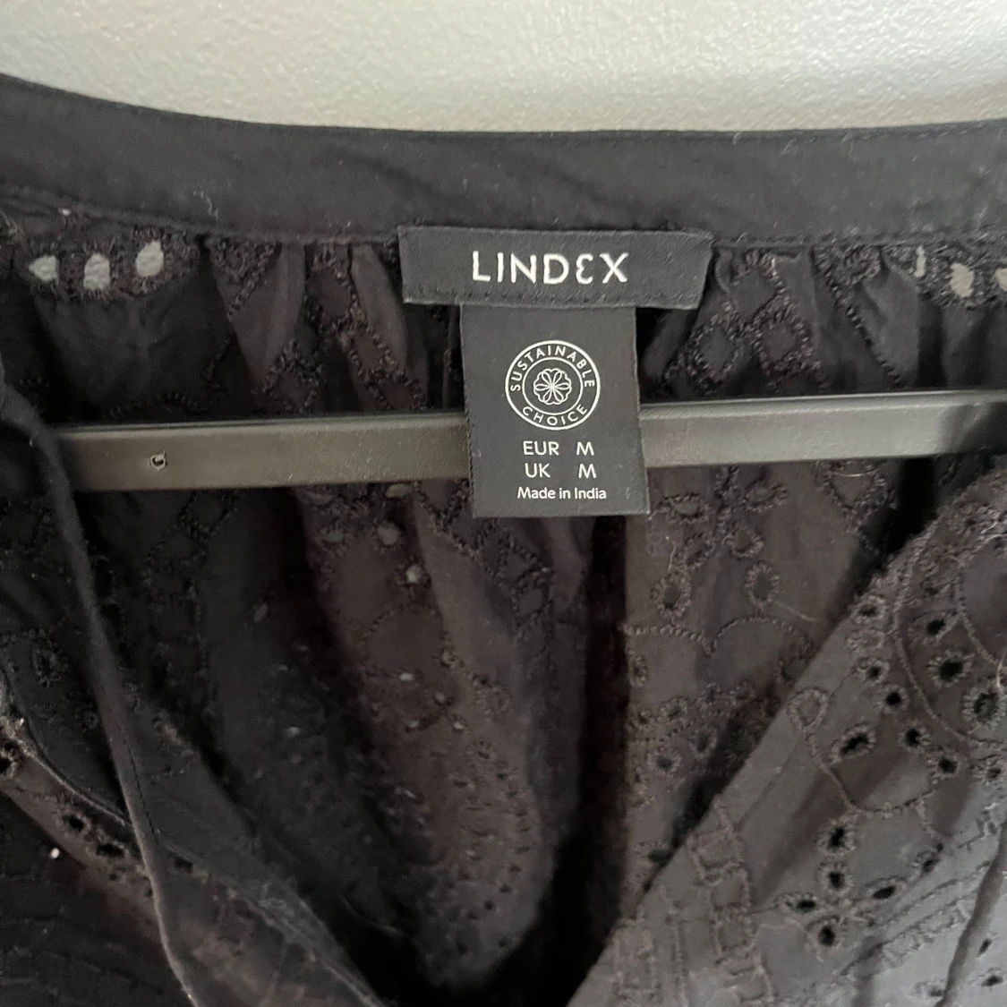 Svart broderad klänning från Lindex - 2