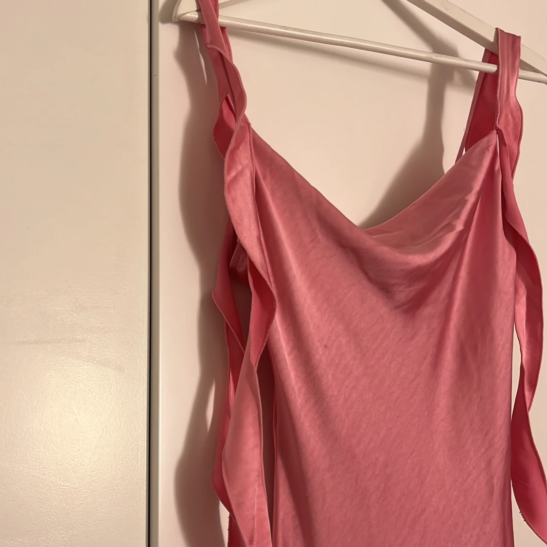 Rosa satinklänning från Gina Tricot - 2