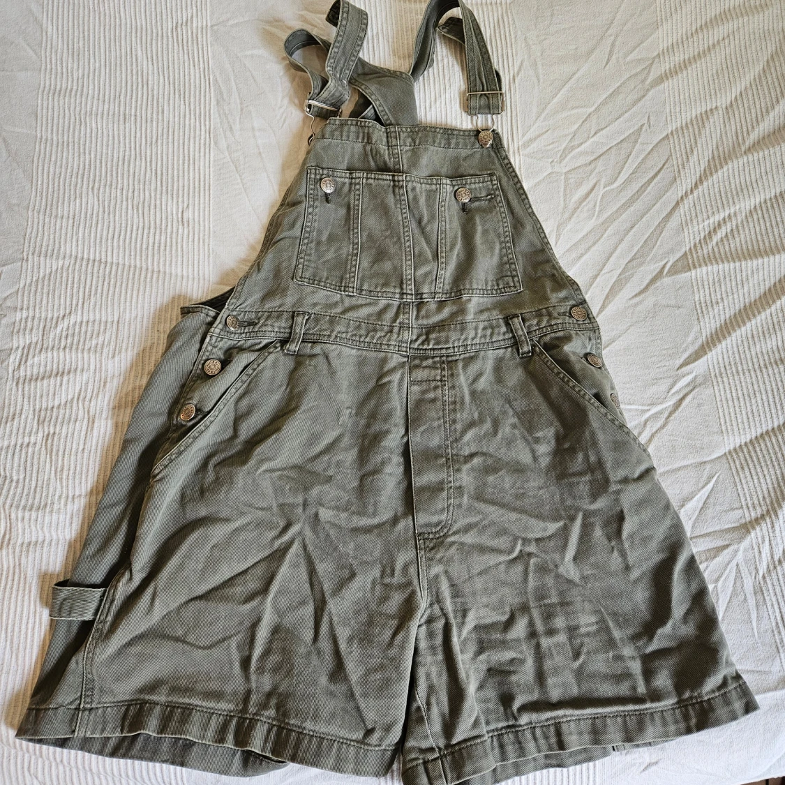 Overallshorts olivgröna