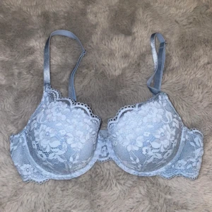 Lindex Bh - Bh i storlek 75A från Lindex. Den är normalt använd utan några defekter. Har klippt bort lappen bakom lappen med storleken på som man ser på bild 4!