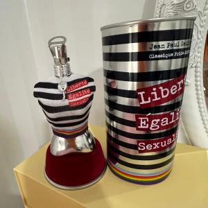Jean Paul Gaultier Classique Pride EdT limited edition  - Unik parfym i 100 ml från Jean Paul Gaultier, limited edition. Flaskan är formad som en byst med svartvita ränder, regnbågsdetaljer och texten 'Liberté, Égalité, Sexualité'. Kommer i en metallburk med matchande design. Aldrig använt 