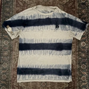 Randig t-shirt från Polo Ralph Lauren - Tja! Säljer en riktigt snygg randig t-shirt Ifrån  Ralph lauren | Storlek~M | Färg Vit~Marinblå~blå | Jag på bilden är 181! | Hör av er vid minsta lilla fundering🙌