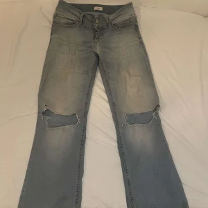 Nellys ljusblå bootcut jeans  - Säljer ett par ljusblå jeans som ja har använt mycket, men de slitna syns inte jätte mycket. jag e (170)