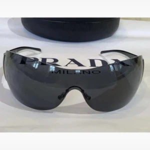 Dior solglasögon - tillbehör medkommer - Säljer mina Dior solglasögon med tillbehör! Köpta på Vestiere Collective och är i helt nytt skick💕 Kan postas idag!