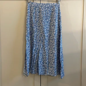 Kjol - Blå blommig medellång kjol från SHEIN i storlek xs 