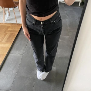Svarta jeans - Fina svarta raka jeans från NA-KD i väldigt bra skick, är lite mitt emellan i midjan och stängs med knappar. 💕