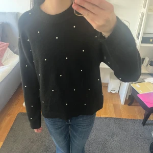 Stickad tröja med stenar - Fin svart stickad tröja från hm med stenar på framsidan