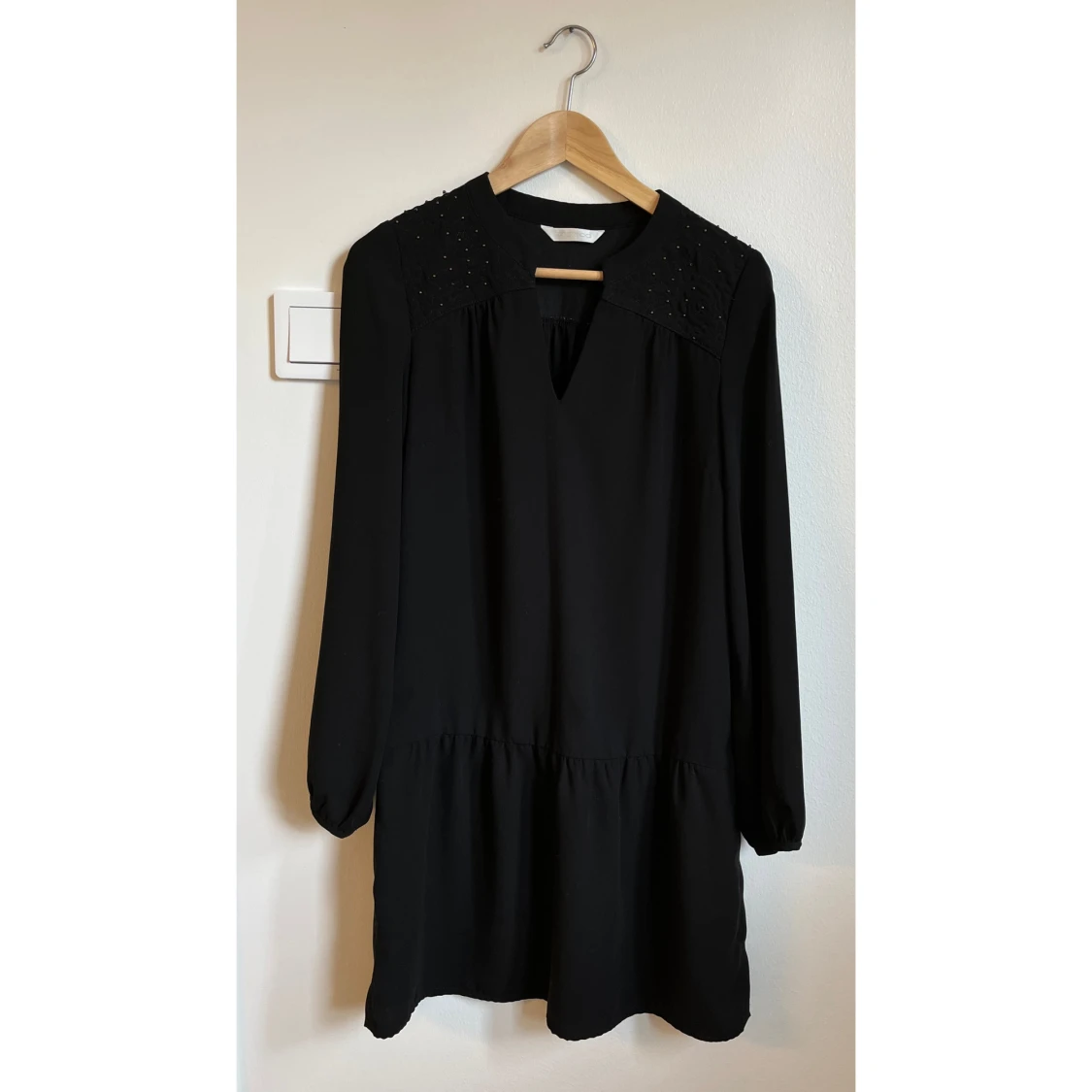 Svart klänning med små pärlor från Promod