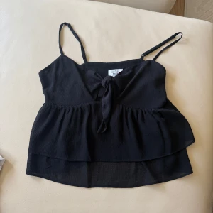 Svart knyttopp - Superfin svart knyttopp/blus perfekt för sommaren🤍Använd fåtal gånger, frakt tillkommer kan även mötas upp i Gbg