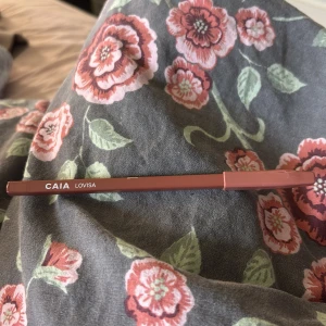 CAIA Lovisa läppenna  - Säljer en CAIA Lovisa läppenna ifrån Caia använd kanske två gånger inget fel på den, bara utsidan som fått lite defekt men inget som påverkar produkten!!❣️❣️