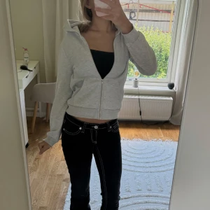 Ljusgrå zip up hoodie från lager 157 - Säljer en ljusgrå zip up hoodie med dragkedja och huva från lager 157. Den är i strl xs och knappast använd. 💗