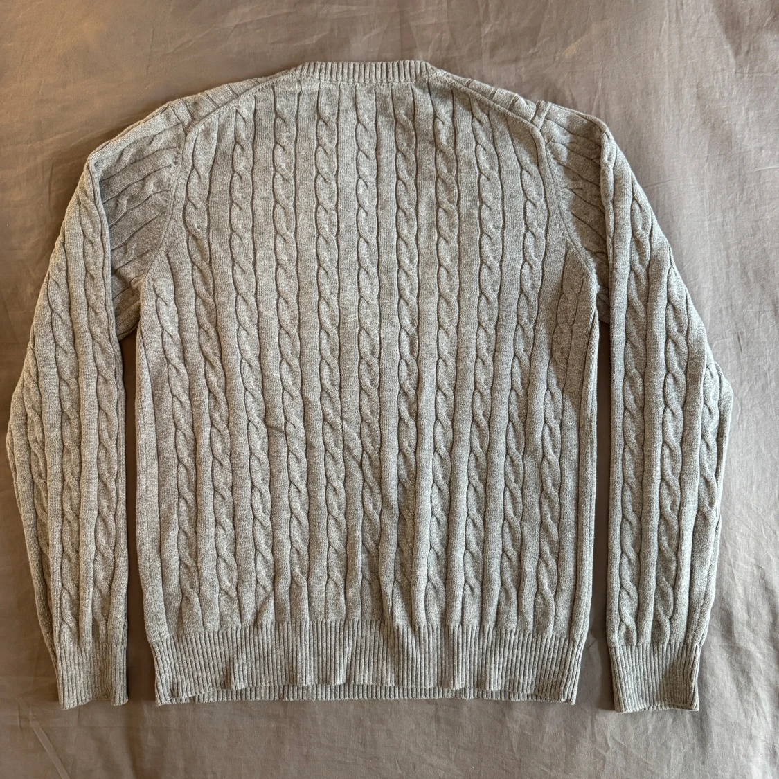 Grå kabelstickad tröja från GANT - 1