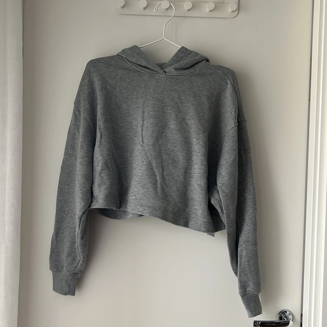 Grå croppad hoodie från ASOS 4505