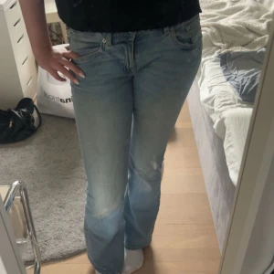 Ljusblå bootcut jeans från Lager 157 - Säljer ett par ljusblå jeans från Lager 157 i storlek S Full lenght. Jeansen har klassisk femficksdesign, normal midja och bootcut-ben. Materialet är mjukt denim och färgen har snygga slitningar.