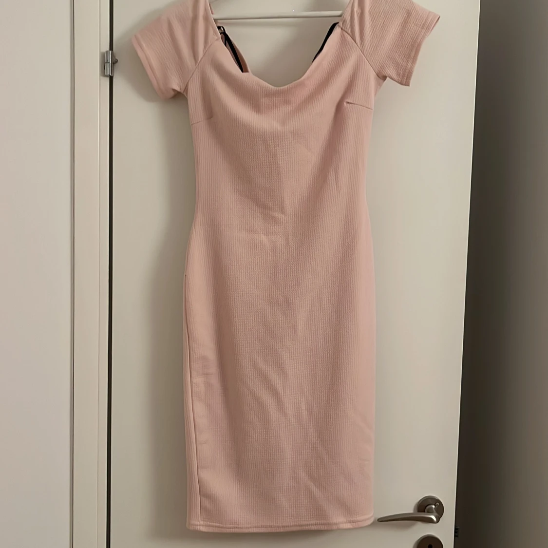 Ljusrosa ribbad kortklänning med twist