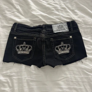Victoria Beckham shorts - Ett par svarta ortoligt fina Victoria Beckham shorts med kronor på bakfickorna. Köpt här på plick för ett år sen men inte kommit till så mycket användning då svarta shorts inte passar mig speciellt mycket! Pris går att diskutera!