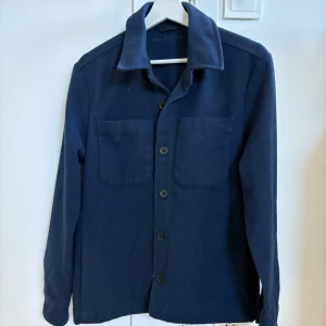Donce de la sensé overshirt - Säljer den här snygga mörkblå overshirten från donce de la sensé i storlek xs. Den har inga defekter eller skador skick 9/10 Nypris 1500 mitt pris 500 