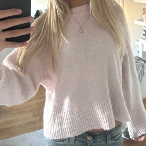 Ljusrosa stickad tröja med ribbad kant - Ljus rosa stickad tröja ifrån ginstricot 💕