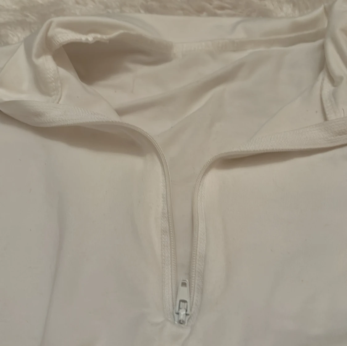 Vit croppad långärmad polotopp - 2