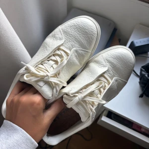 Vita eytys - Nästan helt orörda eytys i modellen ”dojja”. Köpta på Vallgatan 12 i Göteborg förra året , använda en gång. Storlek 40