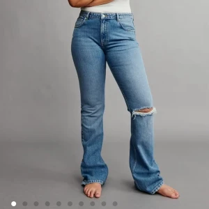 Blå bootcut jeans med slitning - Använda men fortfarande väldigt bra skick, strl 36