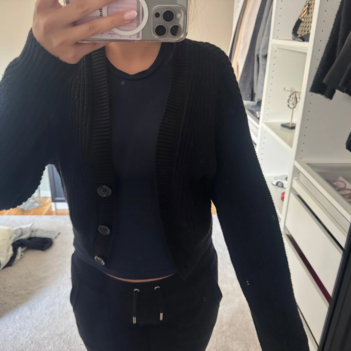 Svart croppad kofta med knappar