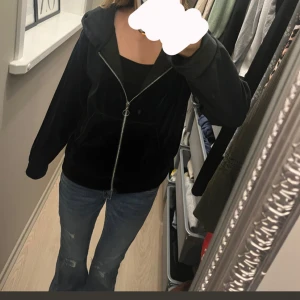 Svart velour kofta med dragkedja från lagar 157 - Svart kofta i mjuk velour från lager 157 med dragkedja och luva i storlek 160