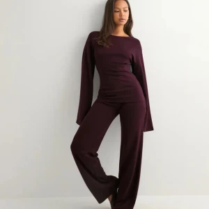 Nelly byxor lågmidjade - Säljer dessa vinröda lågmidjade byxorna i storlek M, passar mig som egentligen brukar ha S. Ganska pösig. Endast provat dom, nytt beställda kan även skicka bevis på det :) nypris 350 kr