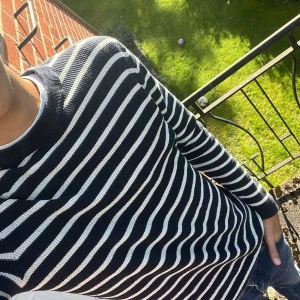 Sweatshirt - Tja, säljer nu en snygg stickad blå/vit randig tröja i gott skick storlek S men passar S/M. Den är simpel men riktigt snygg till vardags enligt mig. Skriv om du har funderingar och kolla in liknande i profilen🦸‍♂️. Hoppas vi hörs☺️