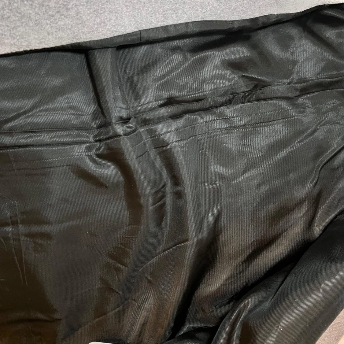 Grå kappa med fuskpäls och spännen med huva  - 3