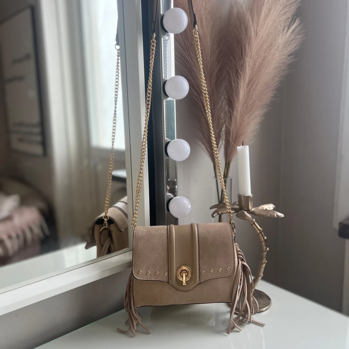 Beige axelväska med fransar och guldkedja