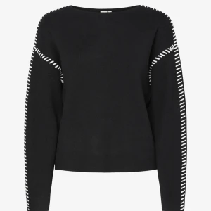 Tröja med vita detaljer - Superfin tröja med vita detaljer ifrån YAS, inte använd mer än 5 gånger och säljs därför eftersom jag sällan använder den. Jättefint skick och inga defekter eller liknande, nypris är 679 kr. Tveka inte att höra av dig vid frågor eller funderingar!❤️