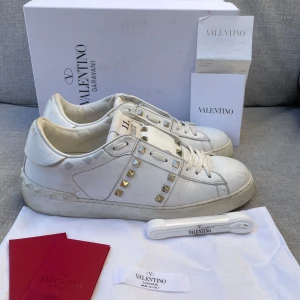 Valentino skor  - Hej! Säljer nu dessa sjukt snygga valentino skor. Skorna är i okej skick! Har begränsat antal boxar och dustbag. Kvitto medföljer till skorna! Hör av dig vid frågor 