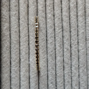 Siri Bangle från Caroline Svedbom - Siri Bangle Gold från Caroline Svedbom med stenar i färgen Black Diamond. Nätt design med gnistrande kristaller i en mindre storlek. Perfekt att kombinera med fler armband. Armbandet är justerbart och i nyskick. Kommer i ask.  Storlek: Justerbar 14,5 cm  Plätering: 18K Guld